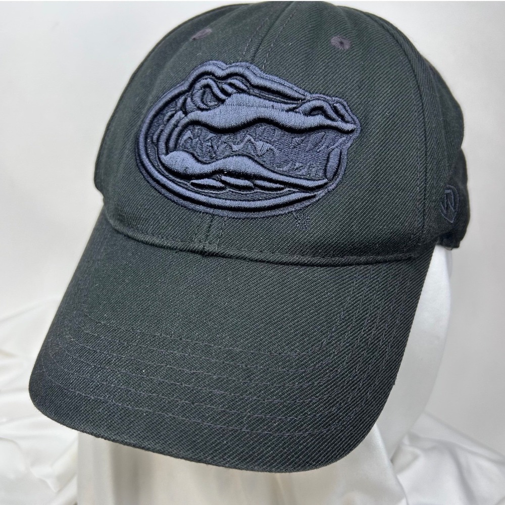 FLORIDA GATORS Black on Black Baseball Hat Mens 7 1/2 Fitted Embroidered Logo